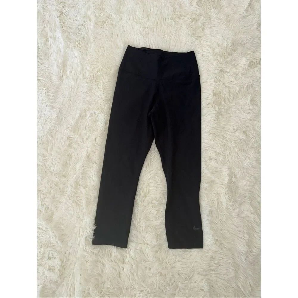 Size S black cropped Nike leggings